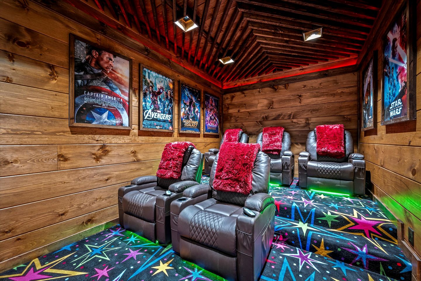 Stunning Cabin with Swimming Pool and Hot-tub in Gatlinburg, Tennessee