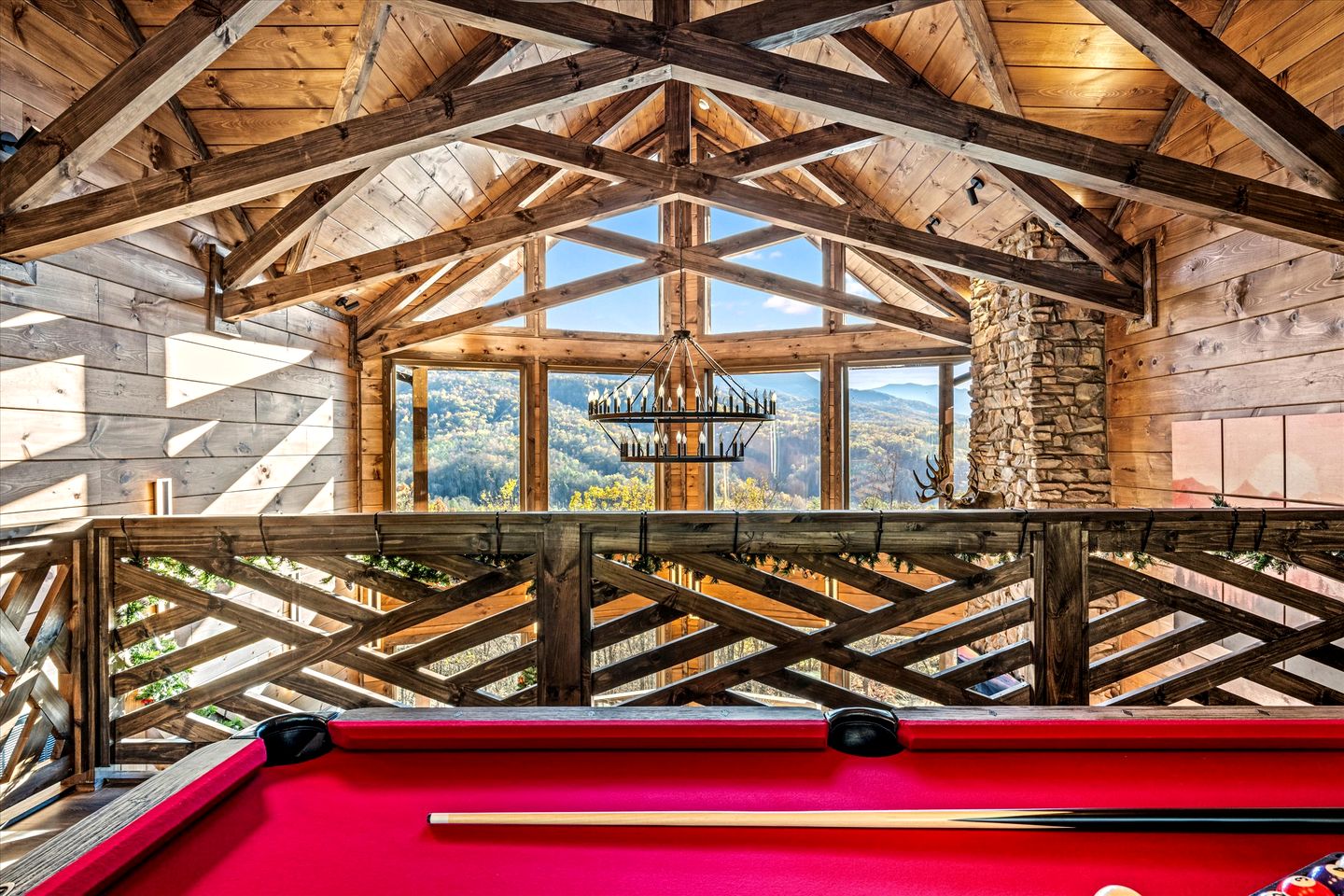 Stunning Cabin with Swimming Pool and Hot-tub in Gatlinburg, Tennessee