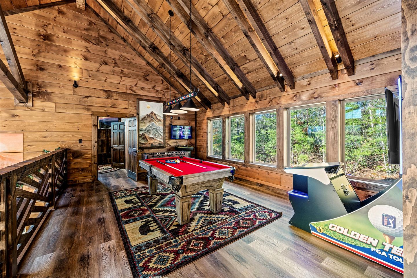 Stunning Cabin with Swimming Pool and Hot-tub in Gatlinburg, Tennessee