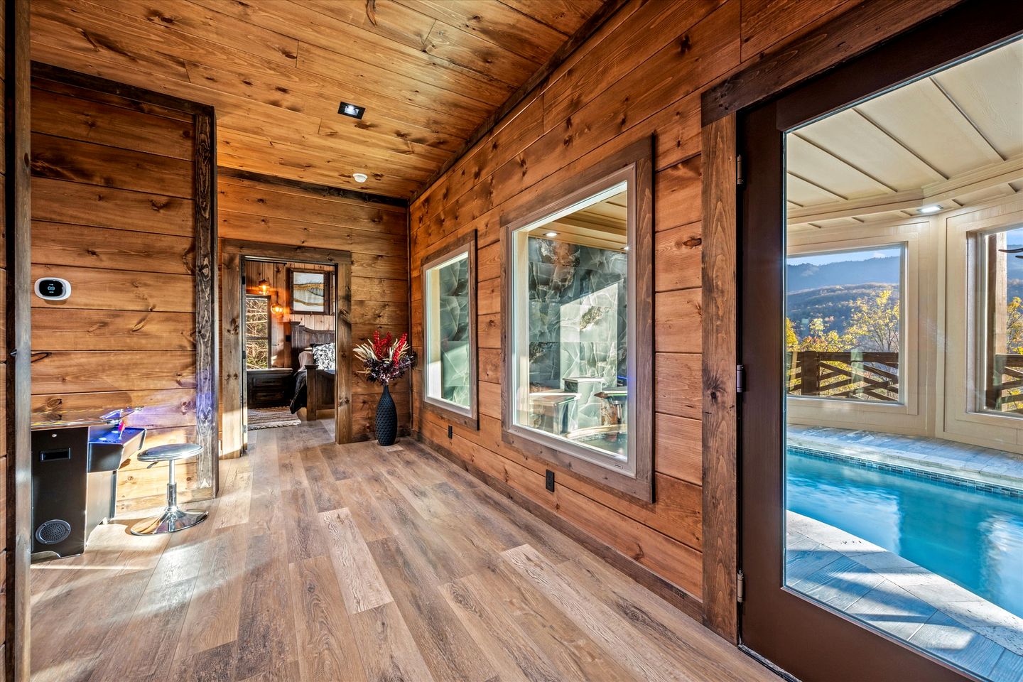 Stunning Cabin with Swimming Pool and Hot-tub in Gatlinburg, Tennessee