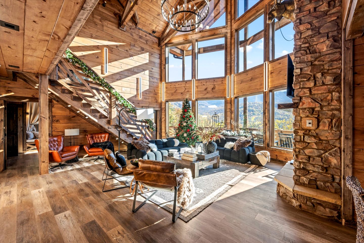 Stunning Cabin with Swimming Pool and Hot-tub in Gatlinburg, Tennessee