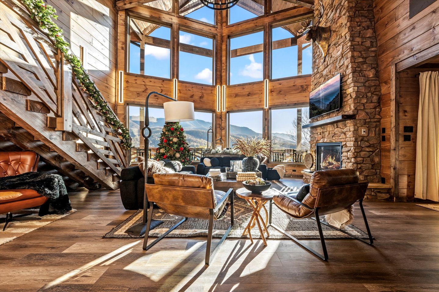 Stunning Cabin with Swimming Pool and Hot-tub in Gatlinburg, Tennessee