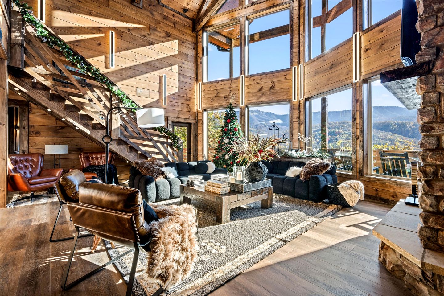 Stunning Cabin with Swimming Pool and Hot-tub in Gatlinburg, Tennessee