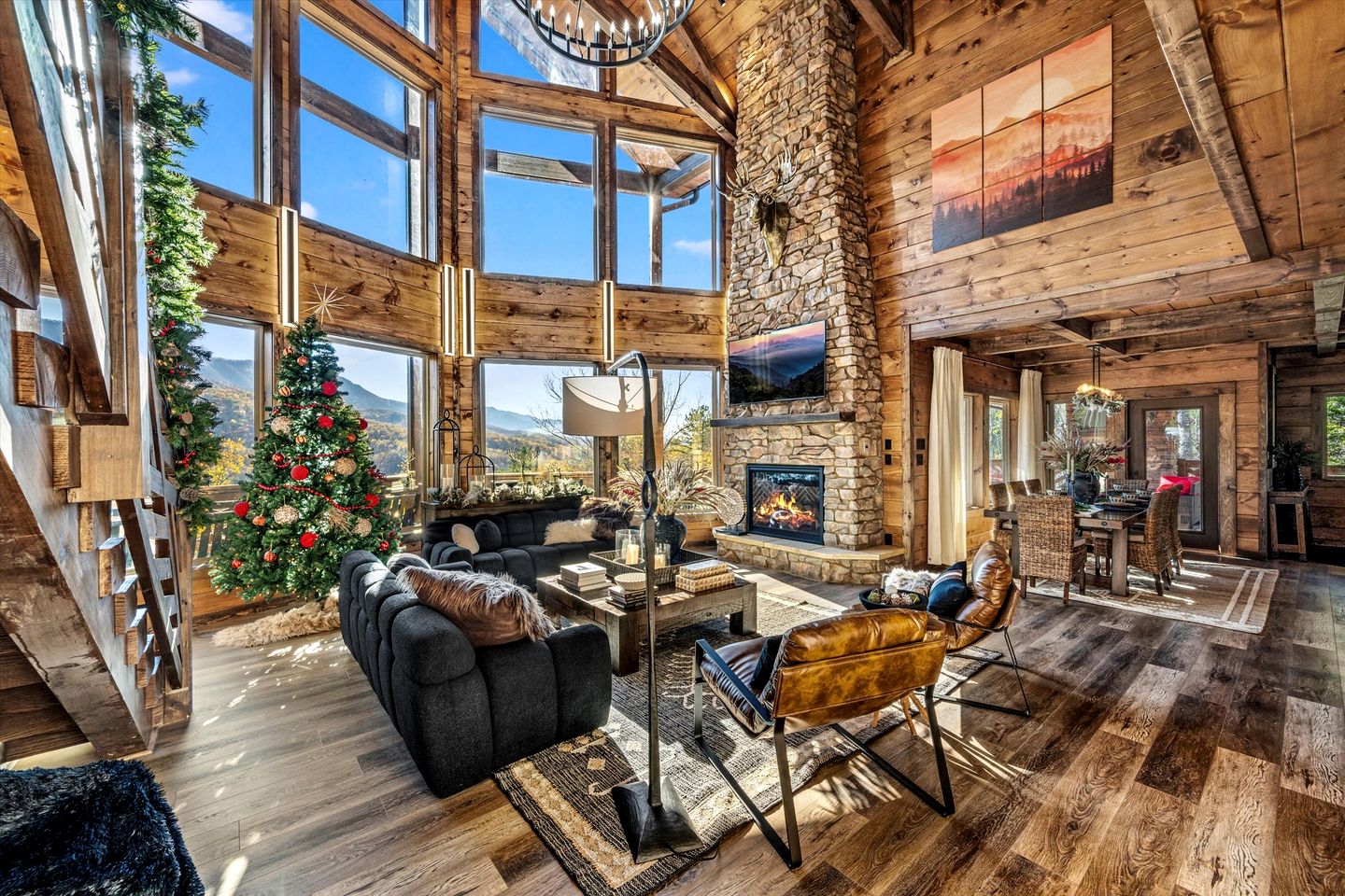 Stunning Cabin with Swimming Pool and Hot-tub in Gatlinburg, Tennessee