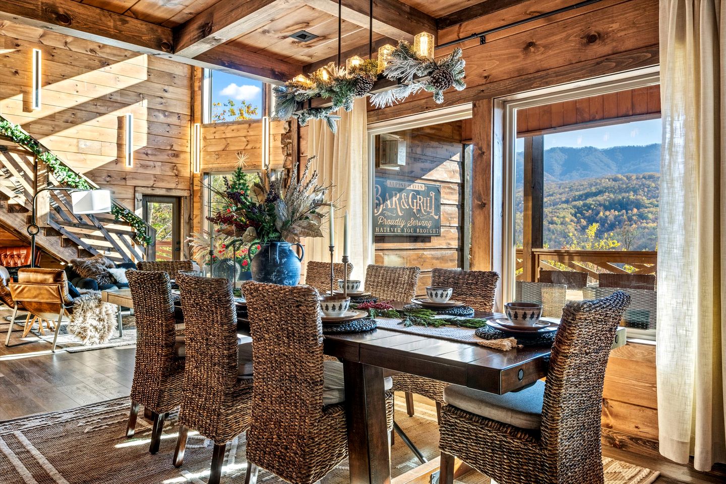 Stunning Cabin with Swimming Pool and Hot-tub in Gatlinburg, Tennessee