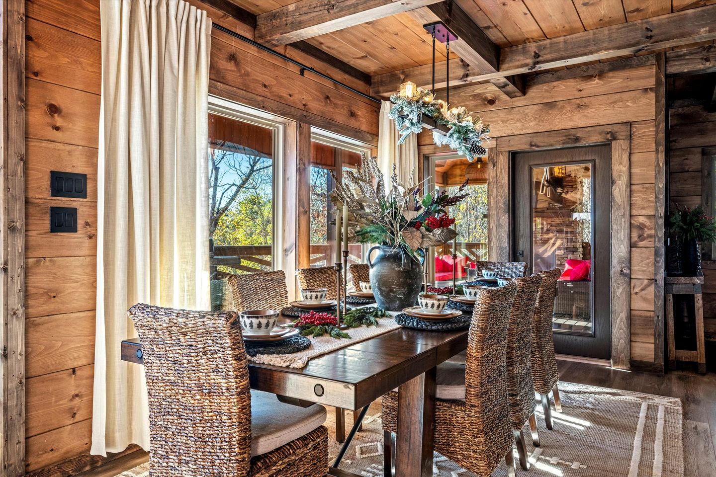 Stunning Cabin with Swimming Pool and Hot-tub in Gatlinburg, Tennessee