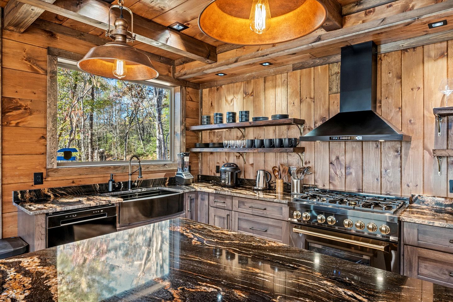 Stunning Cabin with Swimming Pool and Hot-tub in Gatlinburg, Tennessee