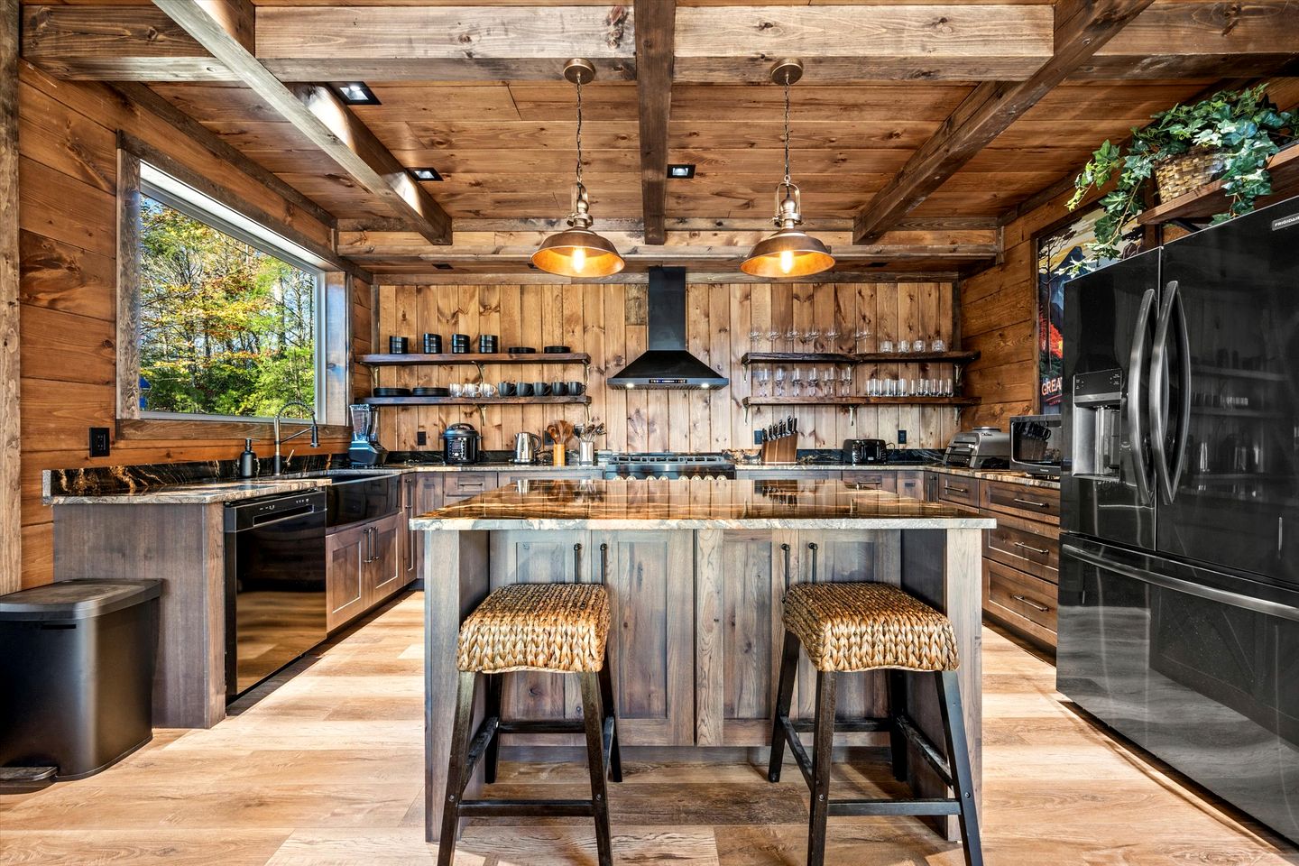 Stunning Cabin with Swimming Pool and Hot-tub in Gatlinburg, Tennessee