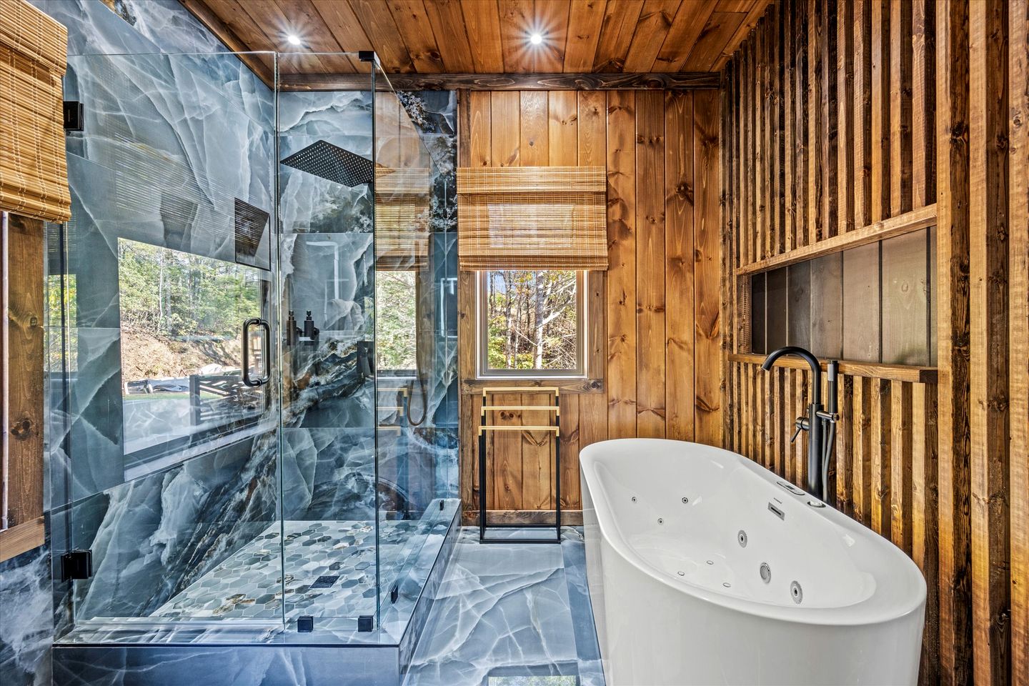 Stunning Cabin with Swimming Pool and Hot-tub in Gatlinburg, Tennessee