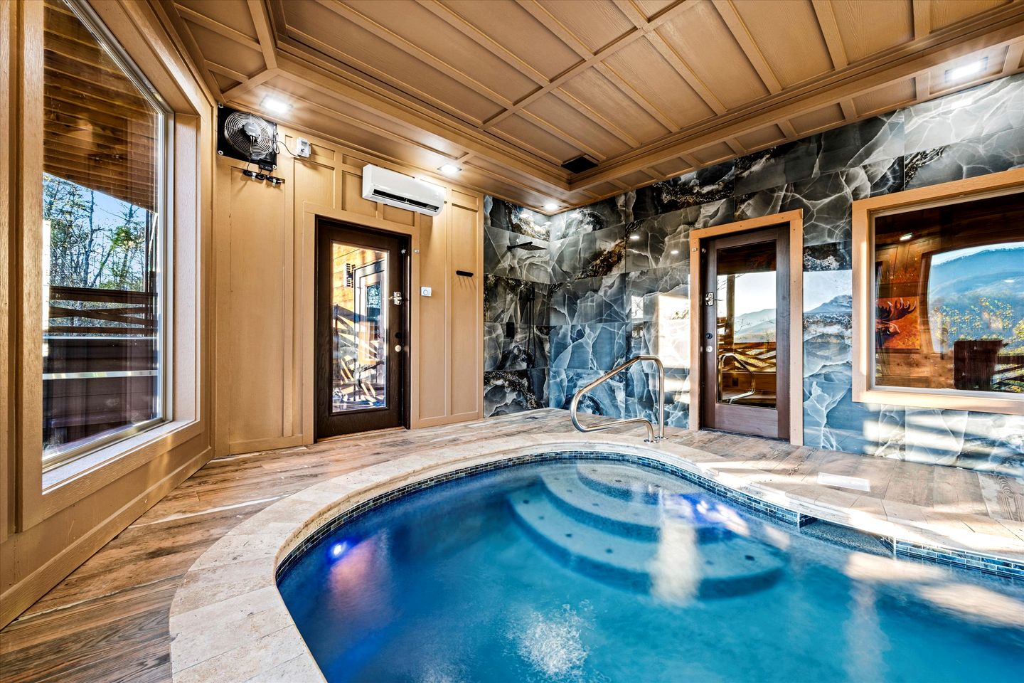 Stunning Cabin with Swimming Pool and Hot-tub in Gatlinburg, Tennessee