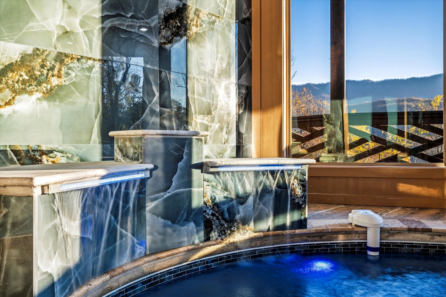 Stunning Cabin with Swimming Pool and Hot-tub in Gatlinburg, Tennessee