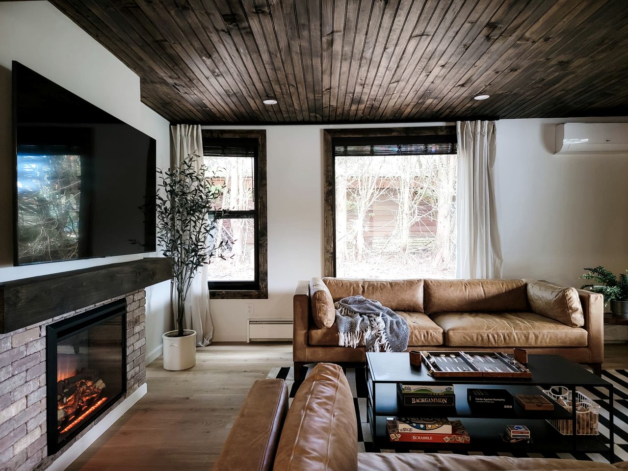 Elegant Cabin with Spacious Large Yard Ideal for Kids in NY