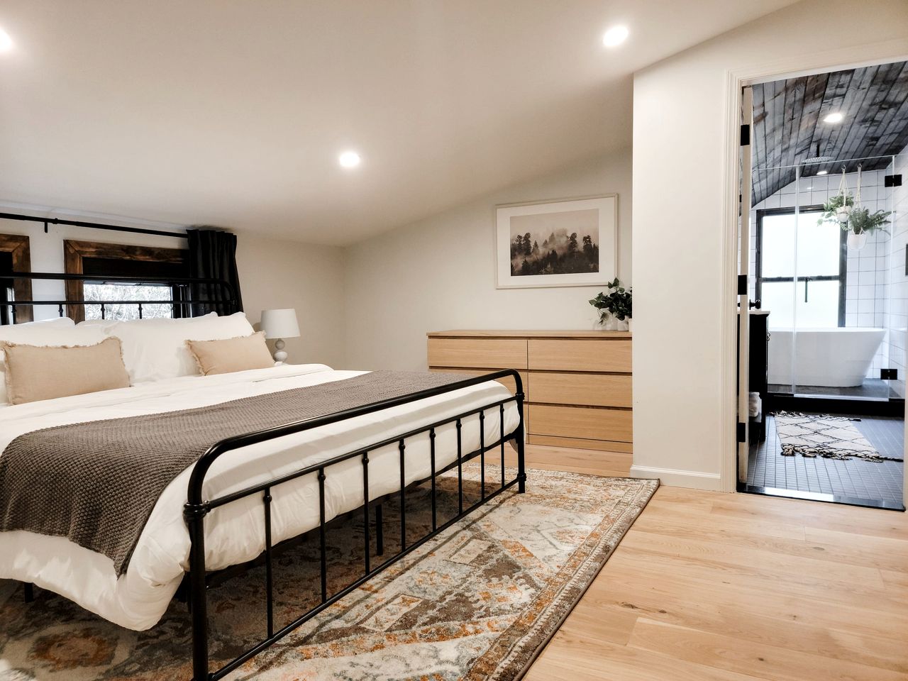 Elegant Cabin with Spacious Large Yard Ideal for Kids in NY