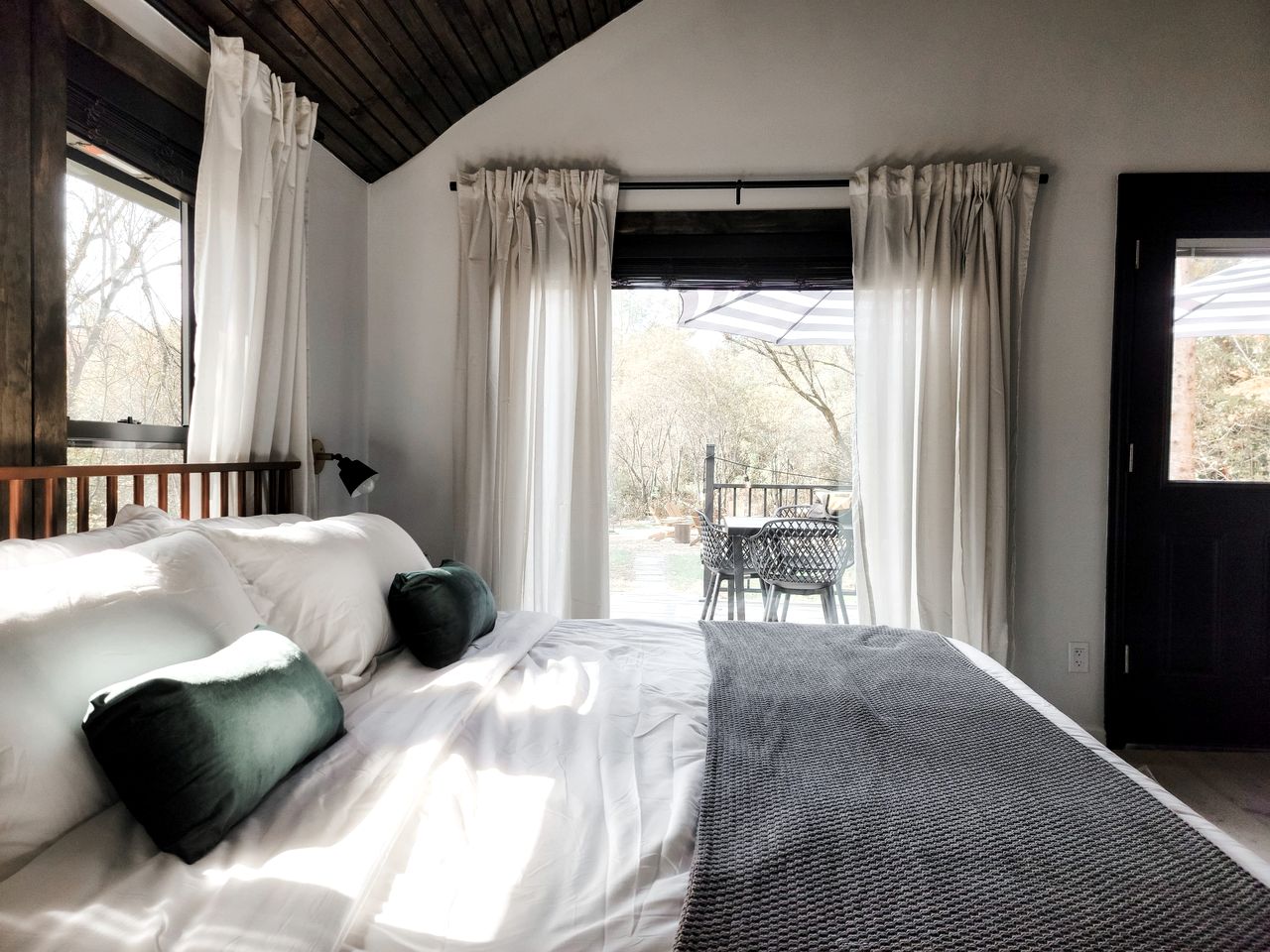 Elegant Cabin with Spacious Large Yard Ideal for Kids in NY