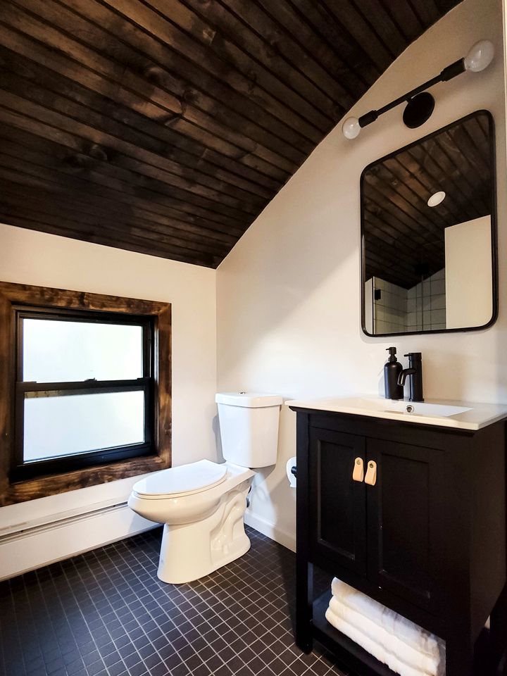 Elegant Cabin with Spacious Large Yard Ideal for Kids in NY