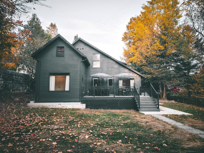 Elegant Cabin with Spacious Large Yard Ideal for Kids in NY