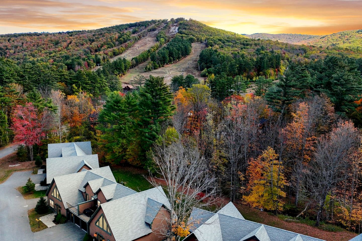 Luxurious Cabin near Cranmore Mountain for an Incredible Family Getaway in Conway, New Hampshire