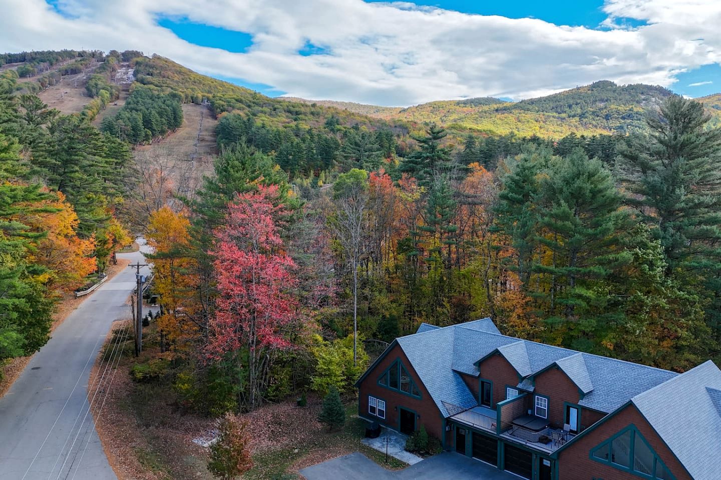 Luxurious Cabin near Cranmore Mountain for an Incredible Family Getaway in Conway, New Hampshire