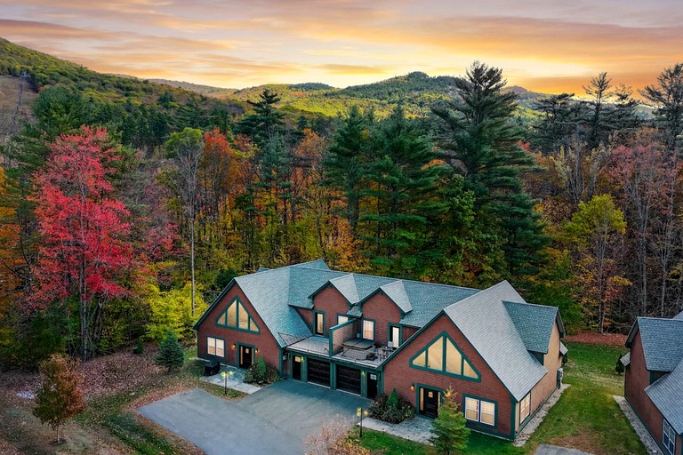 Luxurious Cabin near Cranmore Mountain for an Incredible Family Getaway in Conway, New Hampshire