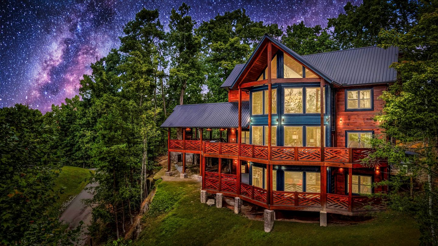 Breathtaking Mountain Cabin with Indoor Pool, Game Space and Theater Room in TN