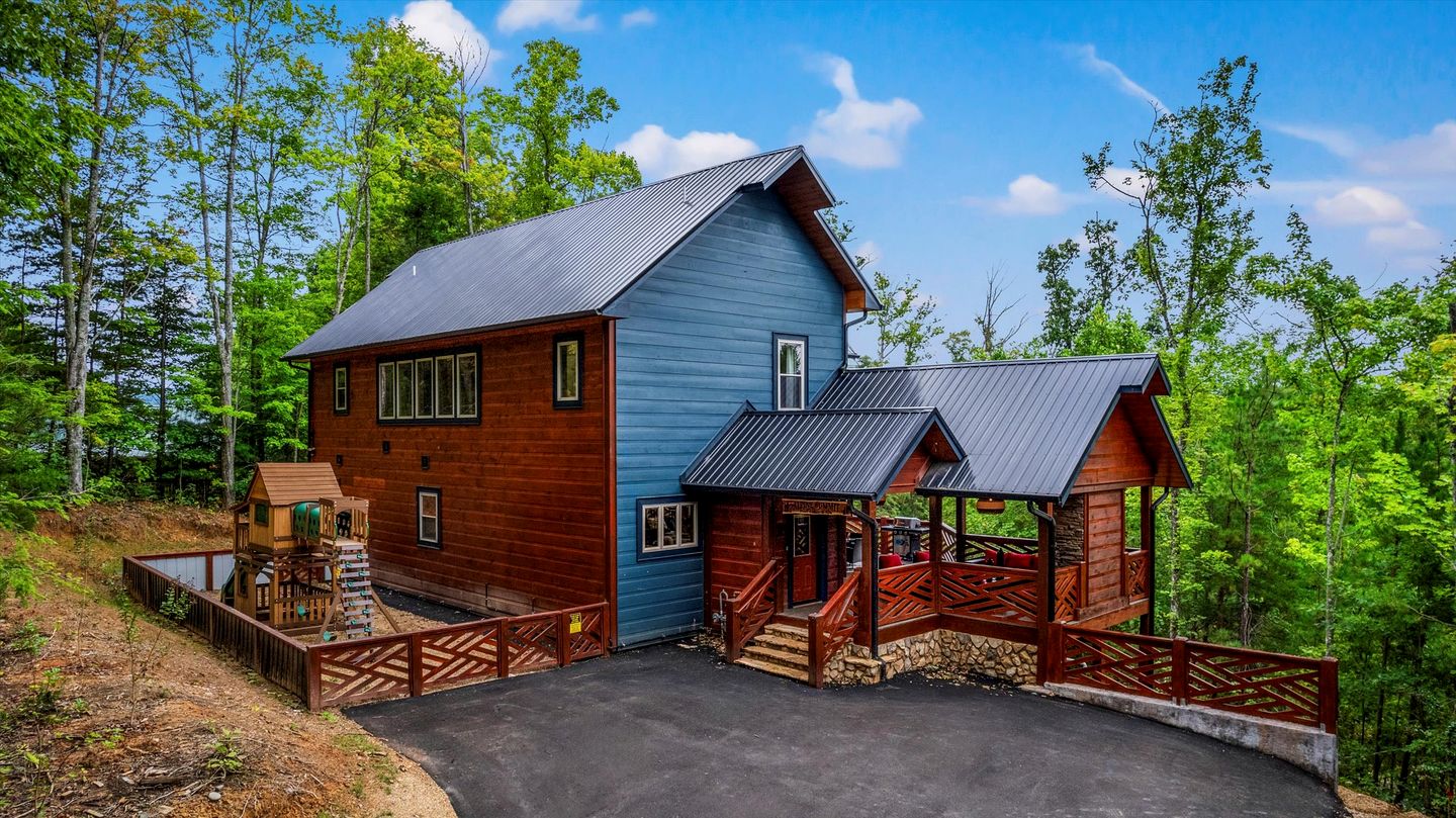 Breathtaking Mountain Cabin with Indoor Pool, Game Space and Theater Room in TN