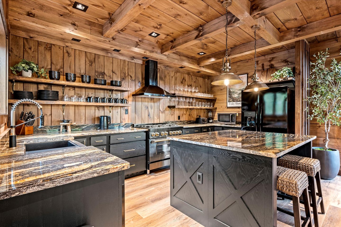 Breathtaking Mountain Cabin with Indoor Pool, Game Space and Theater Room in TN