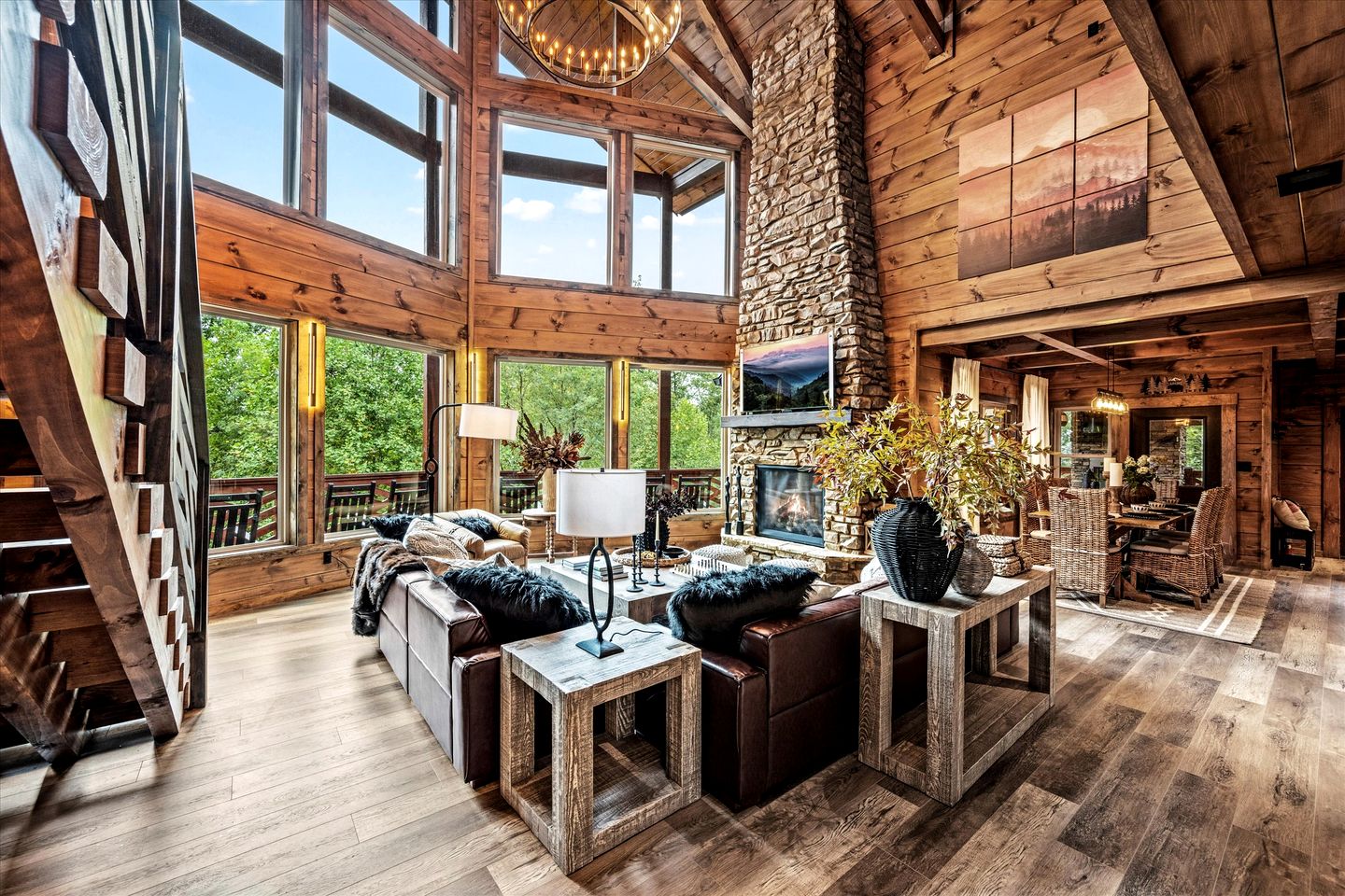 Breathtaking Mountain Cabin with Indoor Pool, Game Space and Theater Room in TN