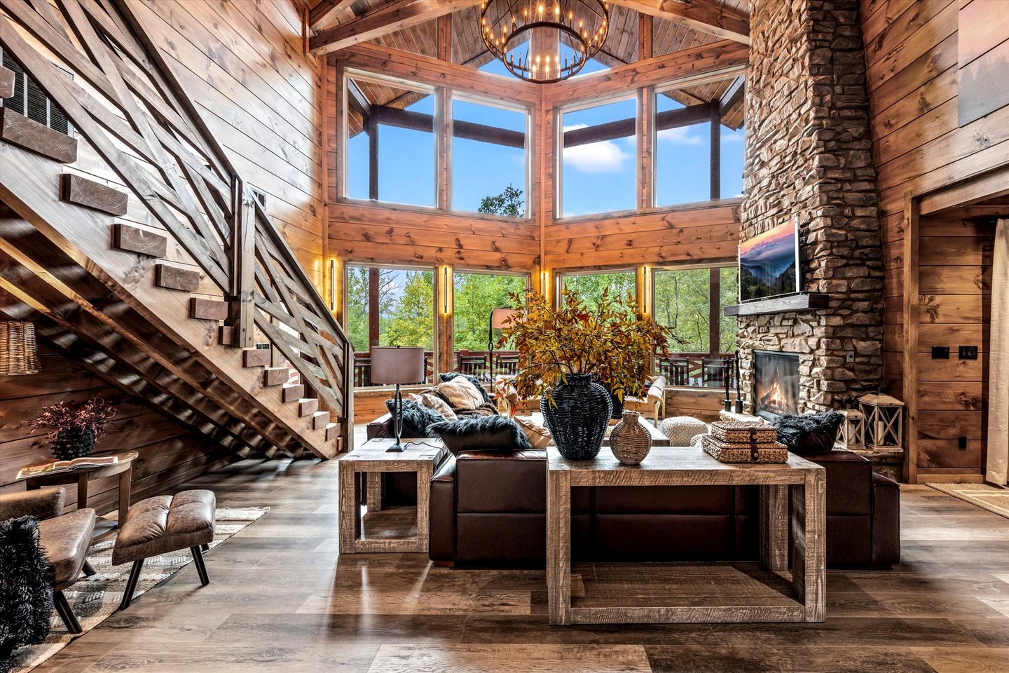 Breathtaking Mountain Cabin with Indoor Pool, Game Space and Theater Room in TN