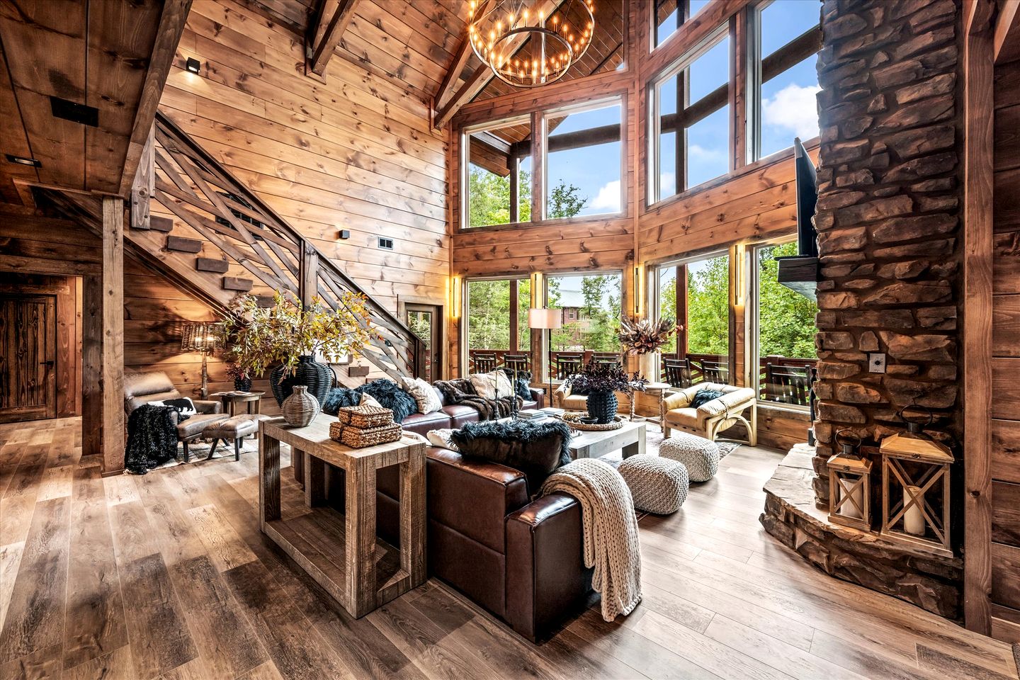 Breathtaking Mountain Cabin with Indoor Pool, Game Space and Theater Room in TN