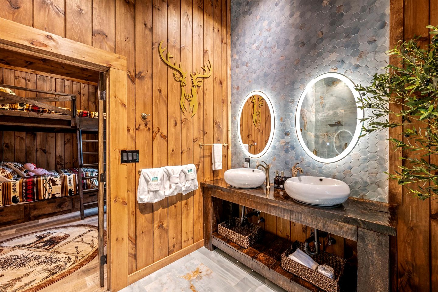 Breathtaking Mountain Cabin with Indoor Pool, Game Space and Theater Room in TN