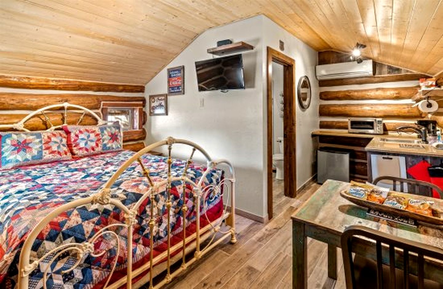 Cozy Historic Log Cabin with Fire Pit and Private Backyard on the Edge of the Kaibab National Forest in Parks, Arizona