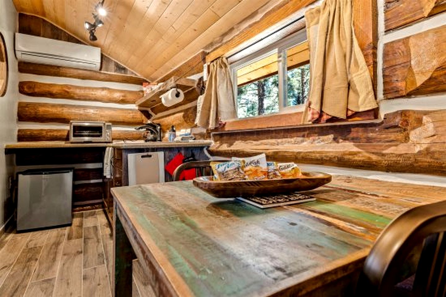 Cozy Historic Log Cabin with Fire Pit and Private Backyard on the Edge of the Kaibab National Forest in Parks, Arizona