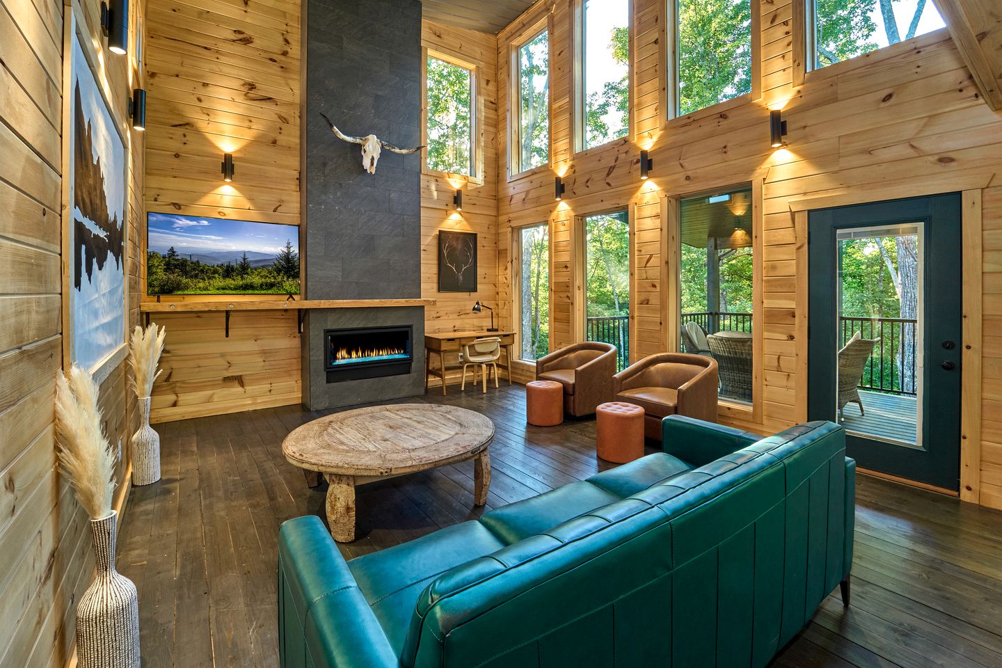Incredible Getaway Cabin with Pool, Sauna, Hot Tub, and Movie Theater in Gatlinburg, Tennessee