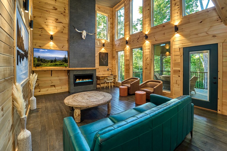 Incredible Getaway Cabin with Pool, Sauna, Hot Tub, and Movie Theater in Gatlinburg, Tennessee