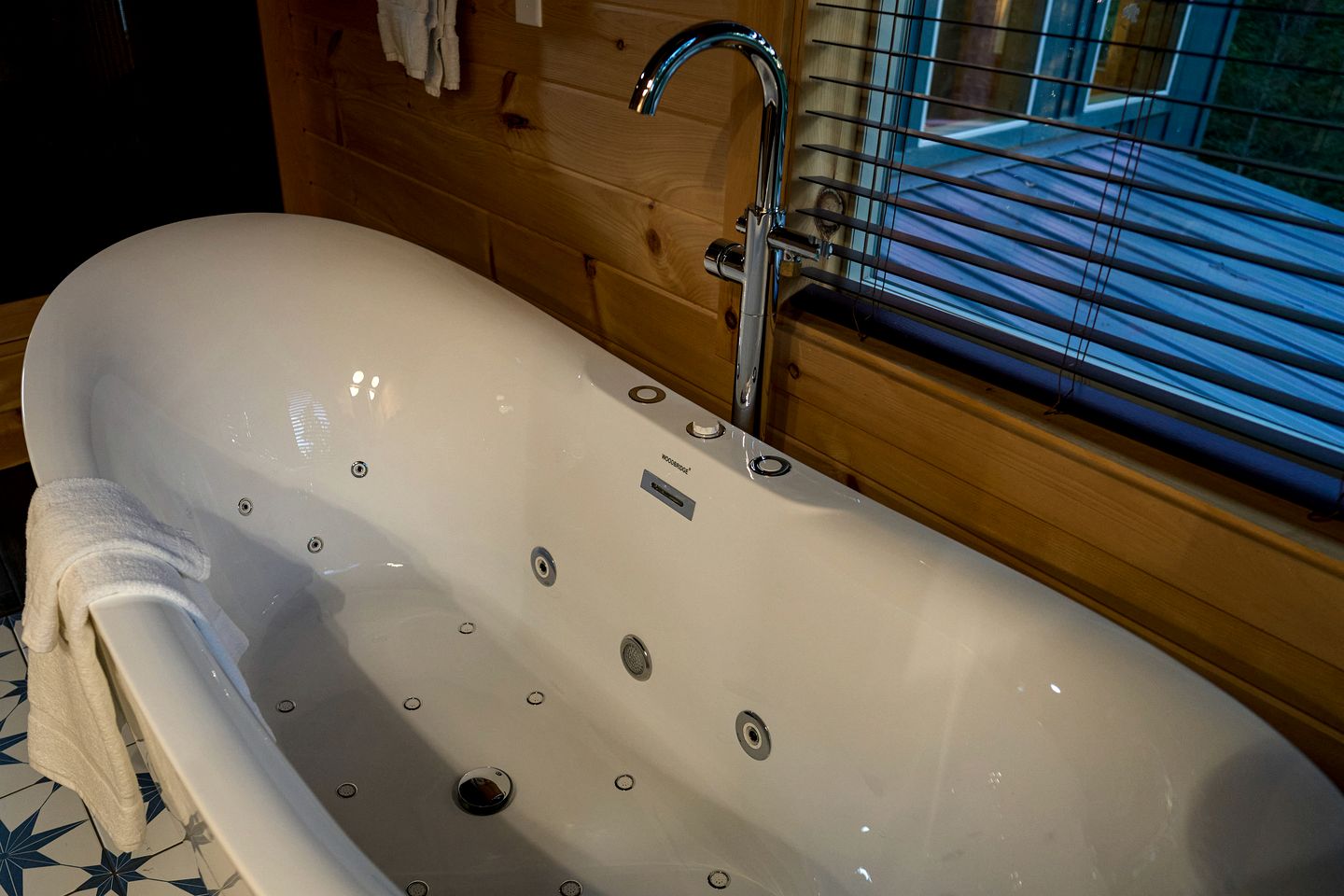 Incredible Getaway Cabin with Pool, Sauna, Hot Tub, and Movie Theater in Gatlinburg, Tennessee