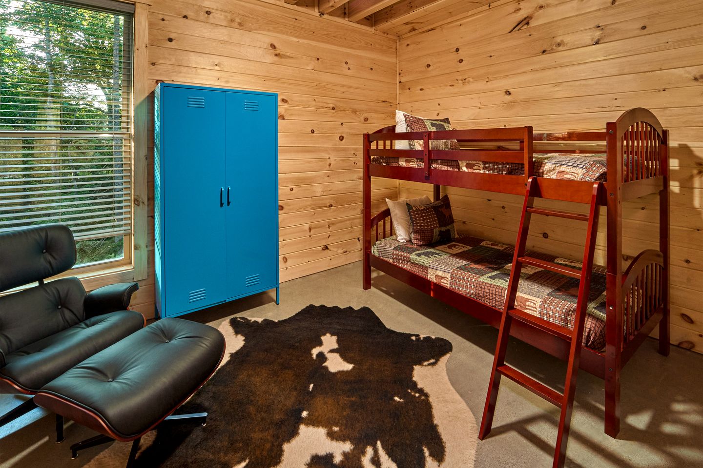 Incredible Getaway Cabin with Pool, Sauna, Hot Tub, and Movie Theater in Gatlinburg, Tennessee