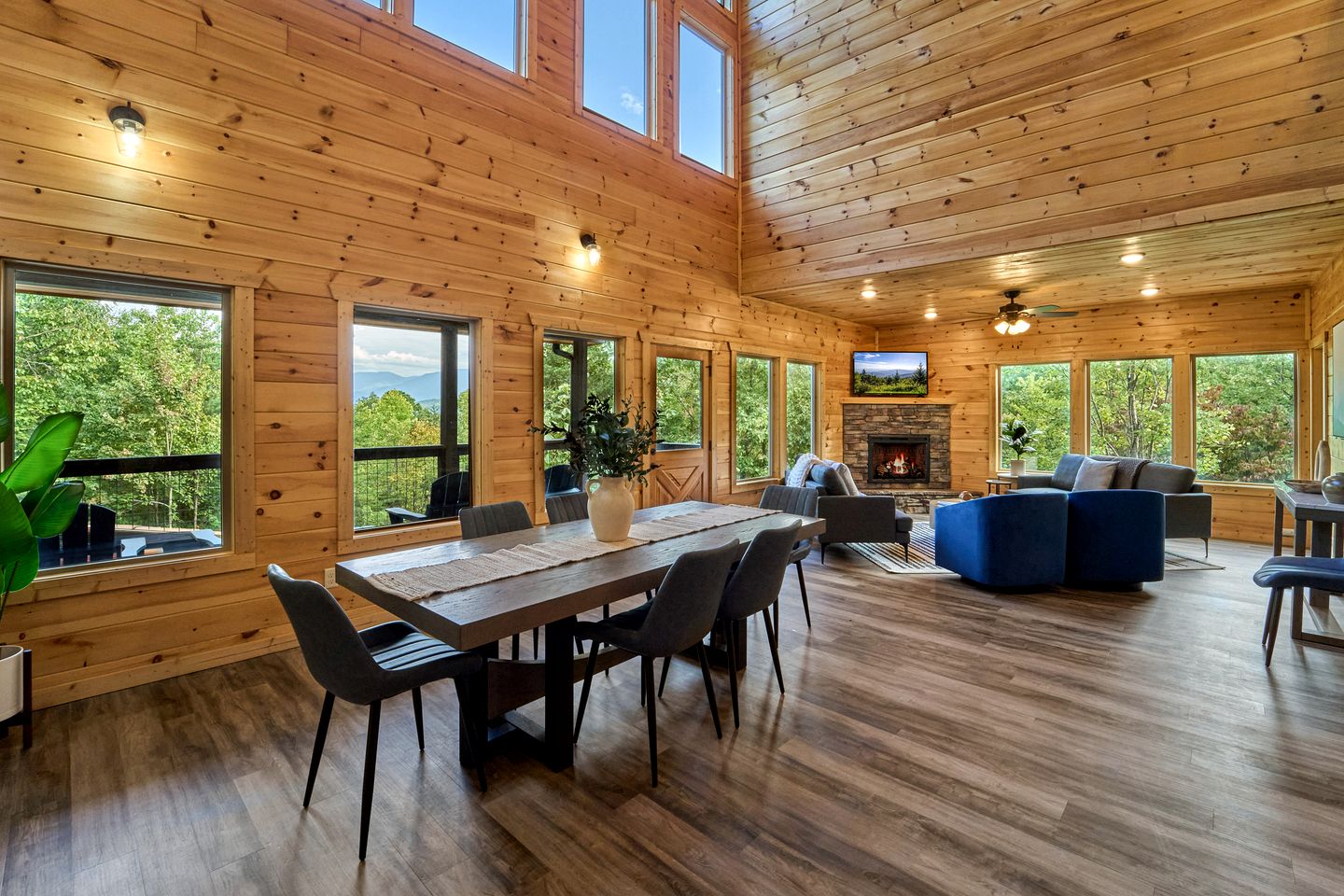 Stunning Spacious Cabin with Fire Pit, Game Room, Jacuzzi and Deck in TN