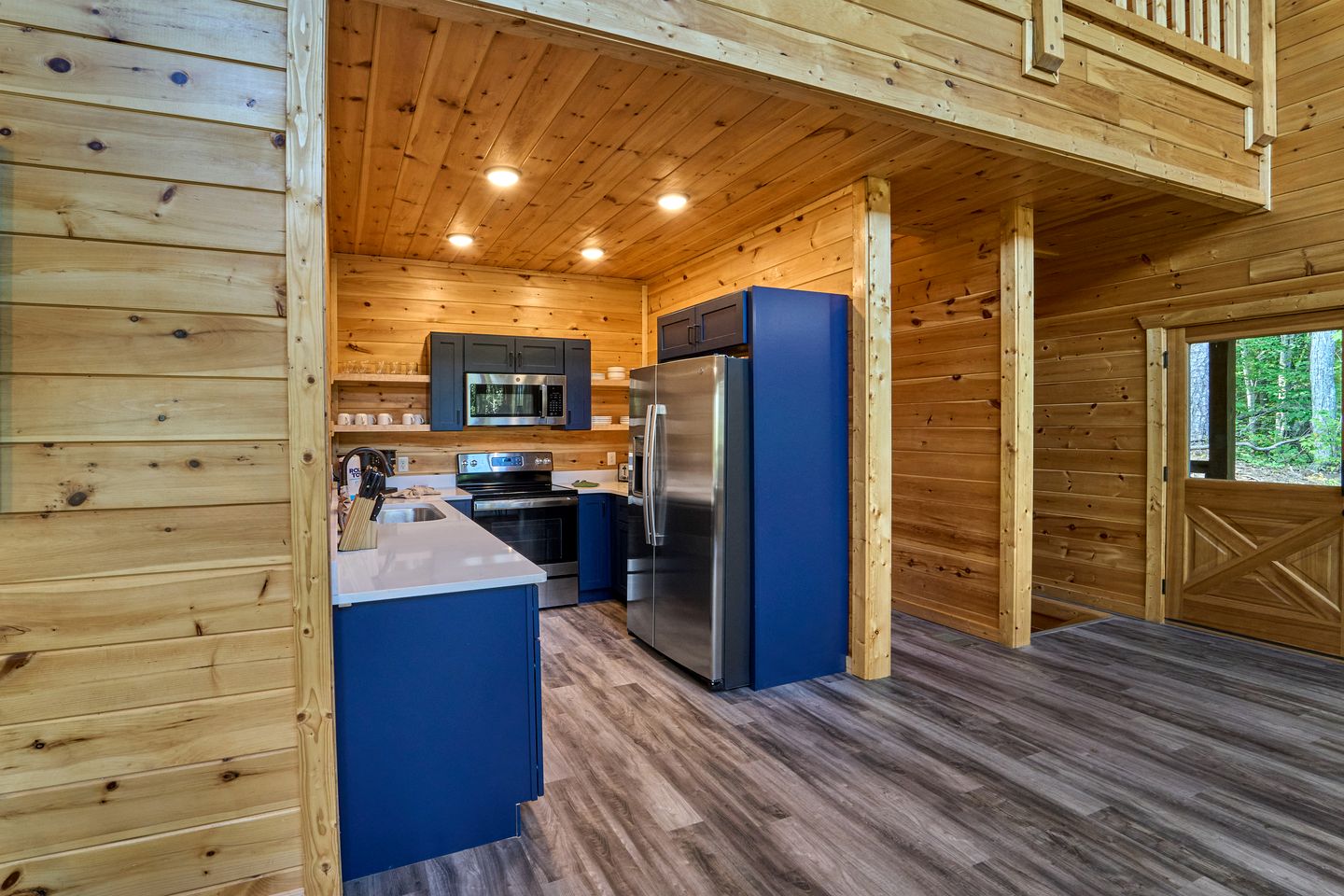 Stunning Spacious Cabin with Fire Pit, Game Room, Jacuzzi and Deck in TN