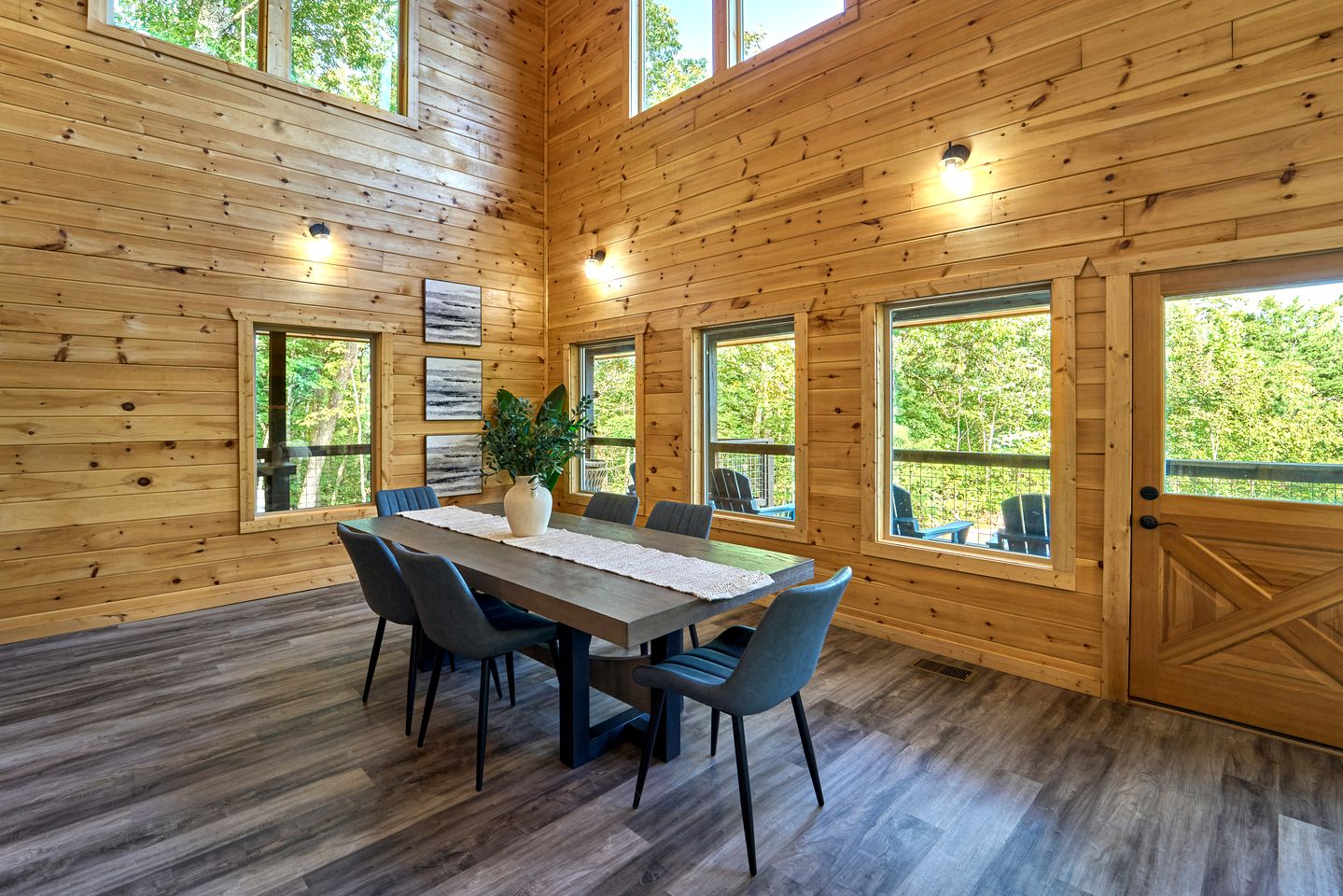 Stunning Spacious Cabin with Fire Pit, Game Room, Jacuzzi and Deck in TN