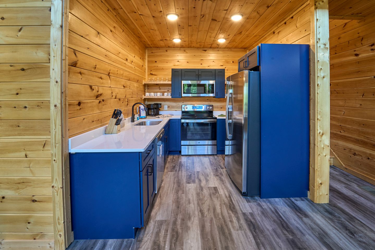 Stunning Spacious Cabin with Fire Pit, Game Room, Jacuzzi and Deck in TN