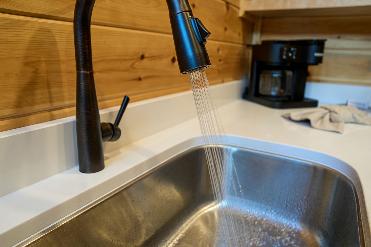 Stunning Spacious Cabin with Fire Pit, Game Room, Jacuzzi and Deck in TN