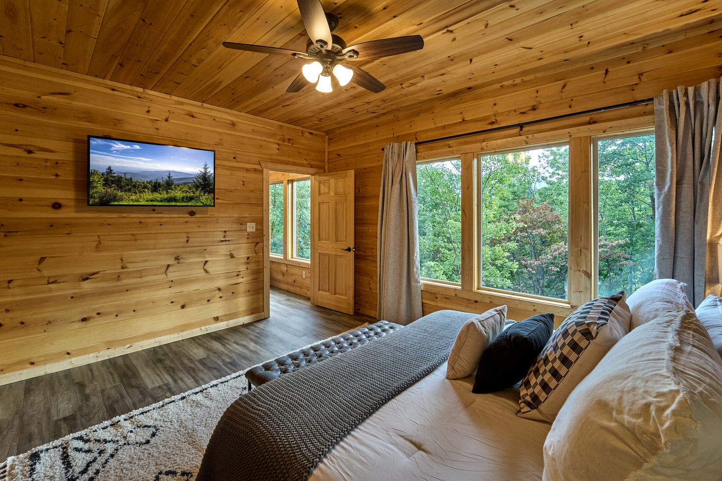 Stunning Spacious Cabin with Fire Pit, Game Room, Jacuzzi and Deck in TN