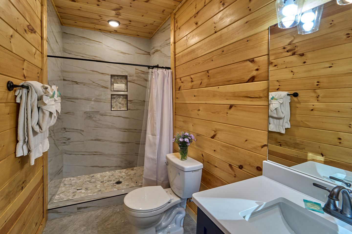 Stunning Spacious Cabin with Fire Pit, Game Room, Jacuzzi and Deck in TN