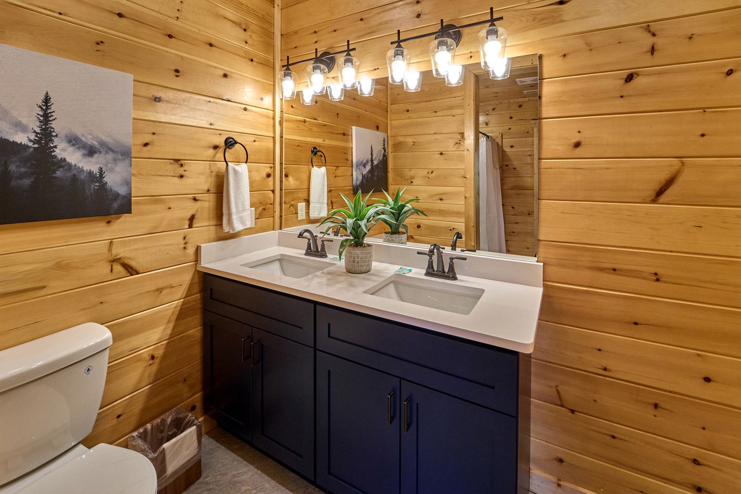 Stunning Spacious Cabin with Fire Pit, Game Room, Jacuzzi and Deck in TN