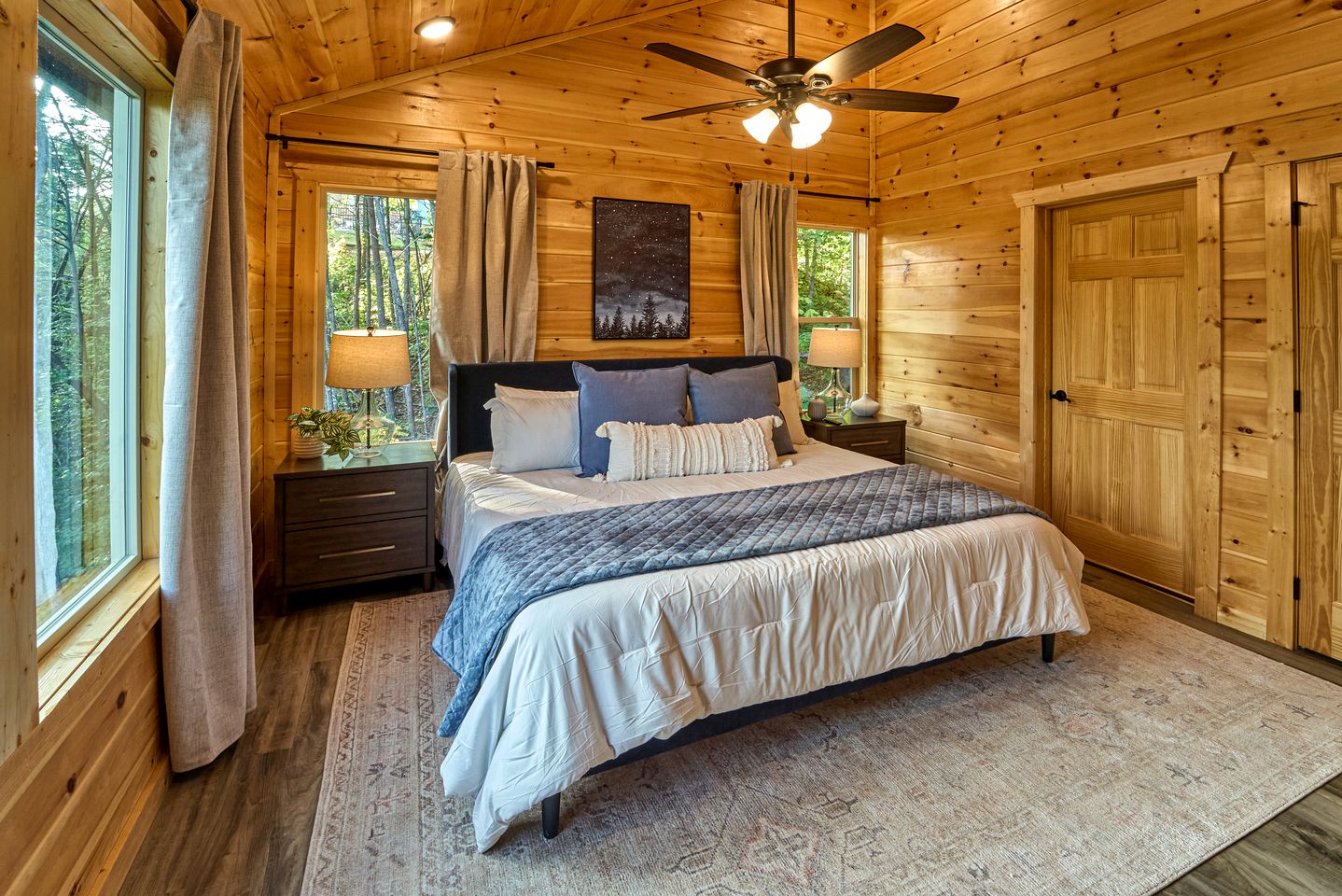 Stunning Spacious Cabin with Fire Pit, Game Room, Jacuzzi and Deck in TN