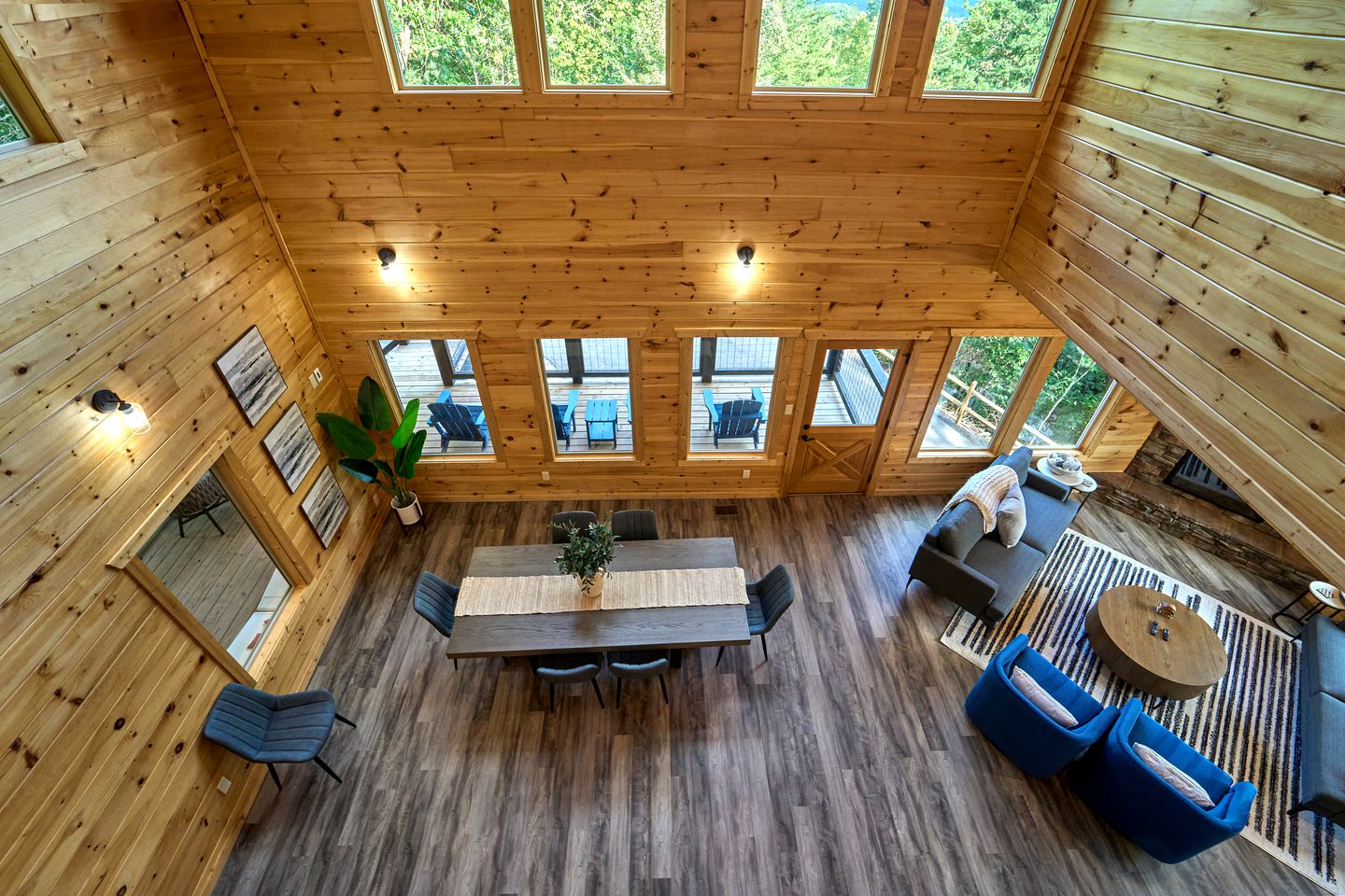 Stunning Spacious Cabin with Fire Pit, Game Room, Jacuzzi and Deck in TN