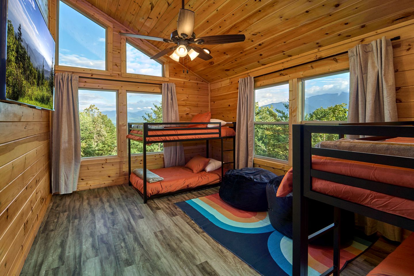 Stunning Spacious Cabin with Fire Pit, Game Room, Jacuzzi and Deck in TN