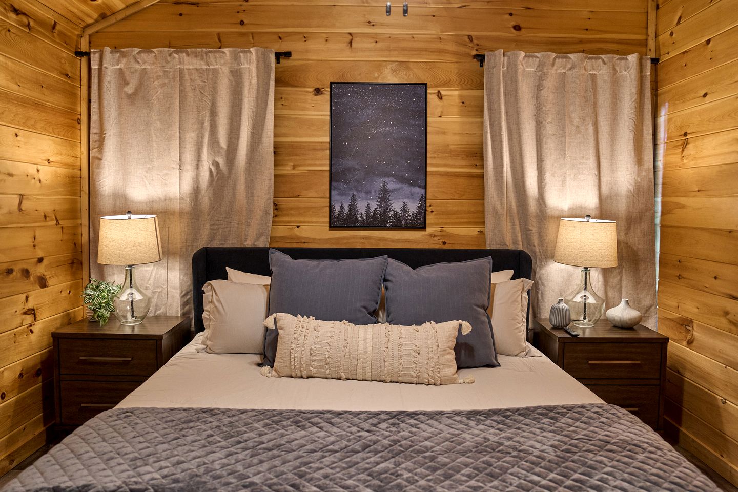 Stunning Spacious Cabin with Fire Pit, Game Room, Jacuzzi and Deck in TN