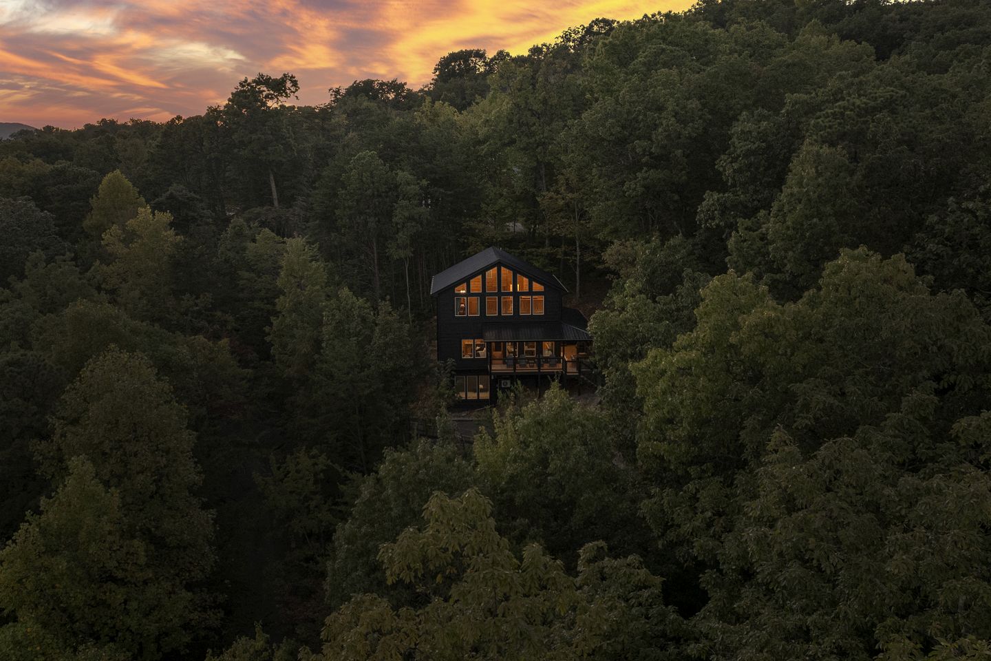 Stunning Spacious Cabin with Fire Pit, Game Room, Jacuzzi and Deck in TN