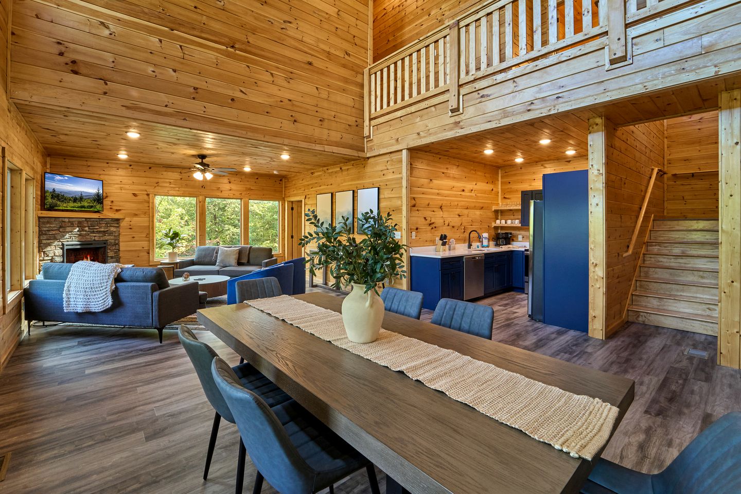Stunning Spacious Cabin with Fire Pit, Game Room, Jacuzzi and Deck in TN